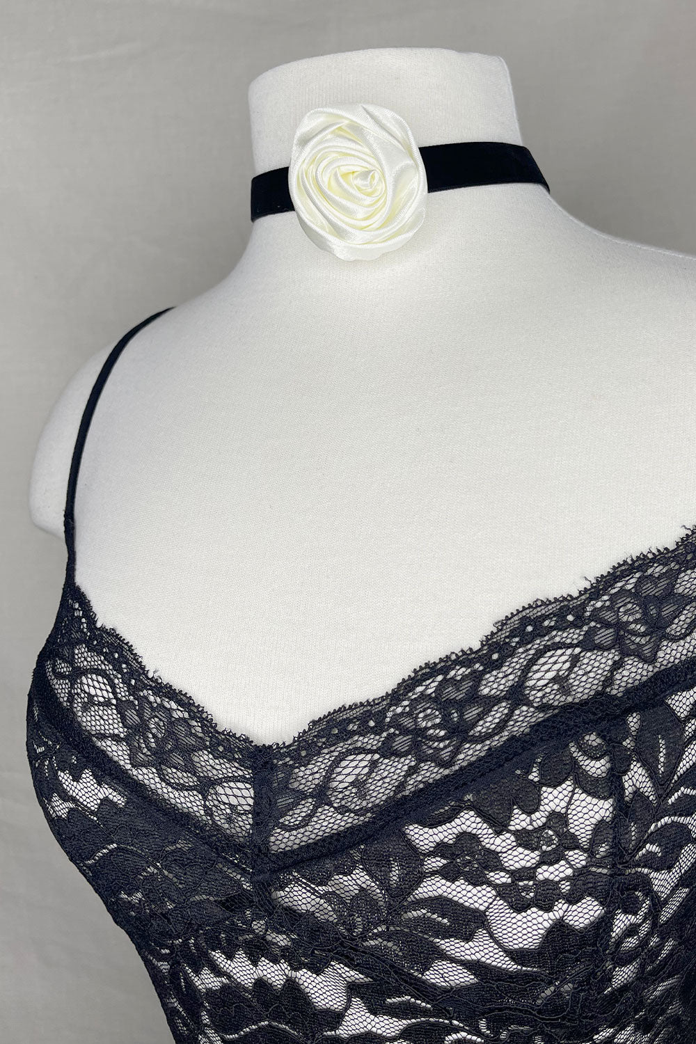ROSE CHOKER NECKLACE 001 - WHITE