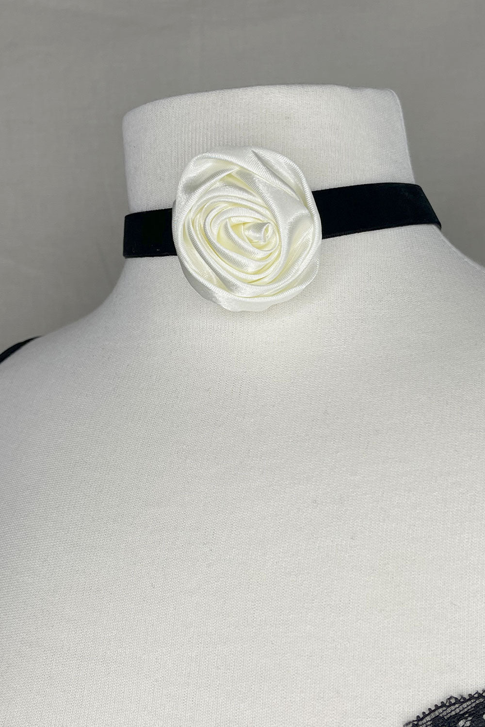 ROSE CHOKER NECKLACE 001 - WHITE