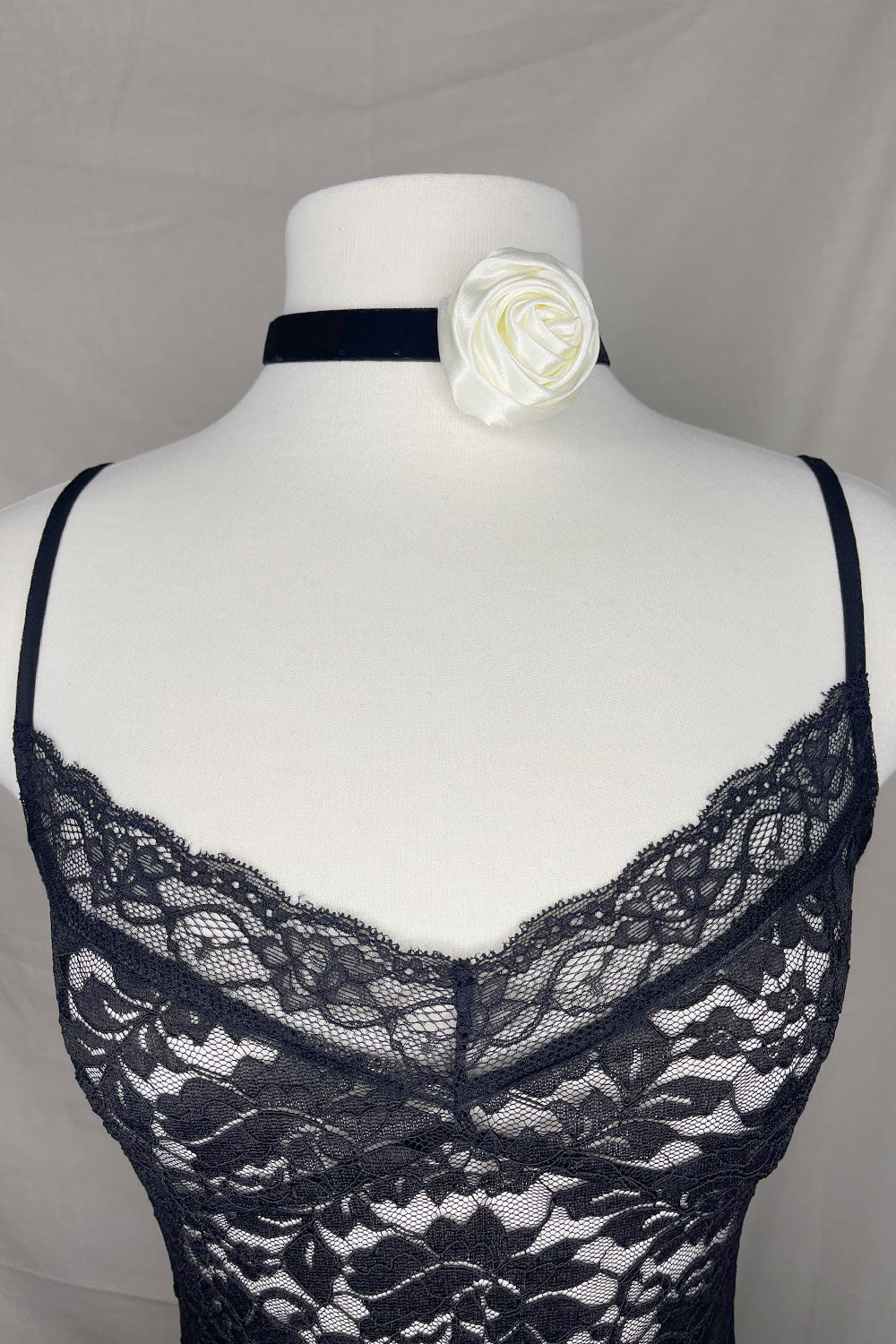 ROSE CHOKER NECKLACE 001 - WHITE