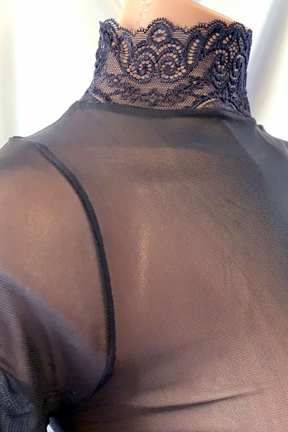 DULCE MESH LACE TOP
