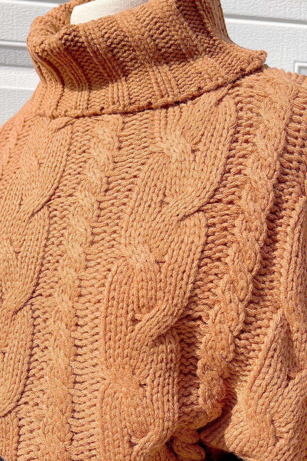 REGINA TURTLENECK SWEATER - RUST