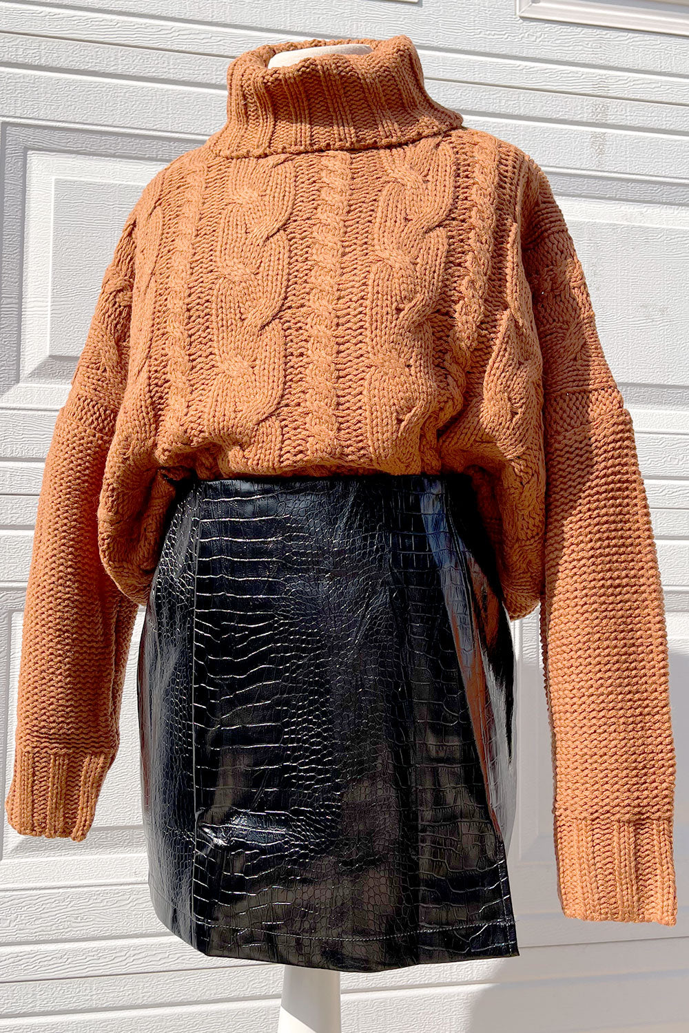 REGINA TURTLENECK SWEATER - RUST