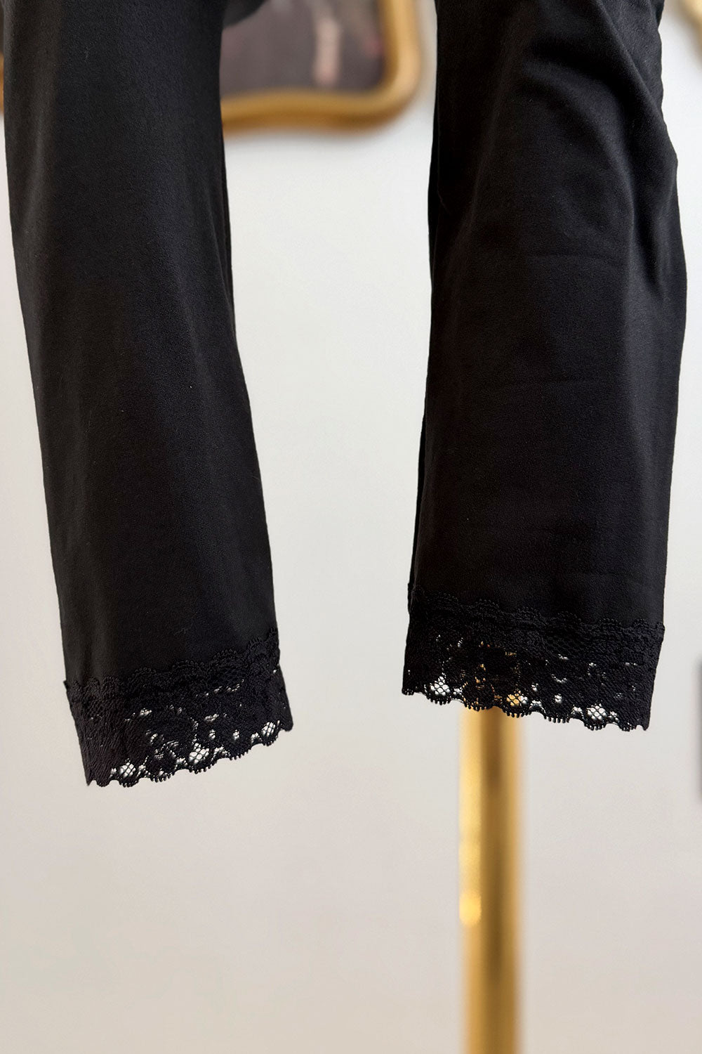 GISSELLE CAPRI LACE LEGGINGS