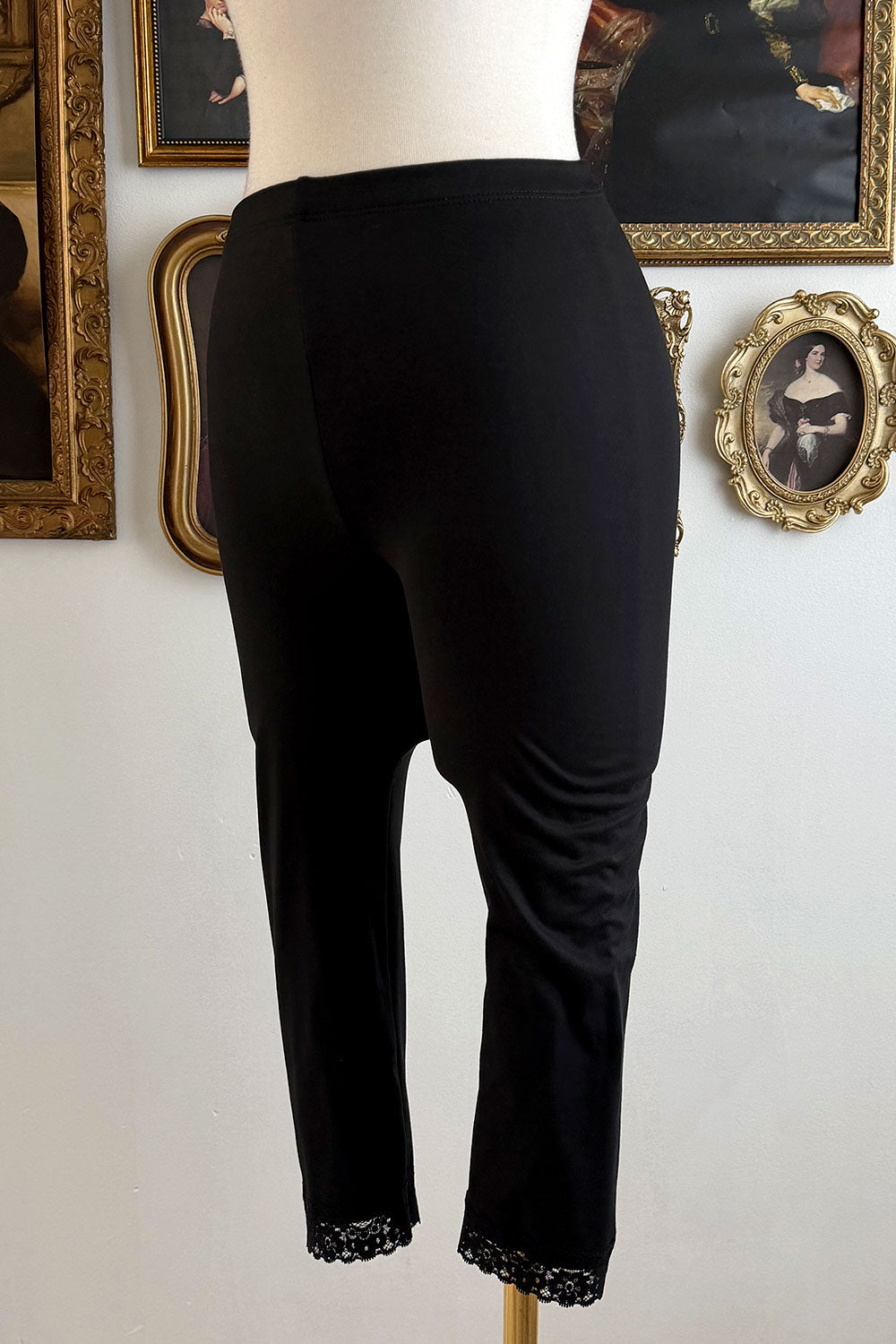 GISSELLE CAPRI LACE LEGGINGS
