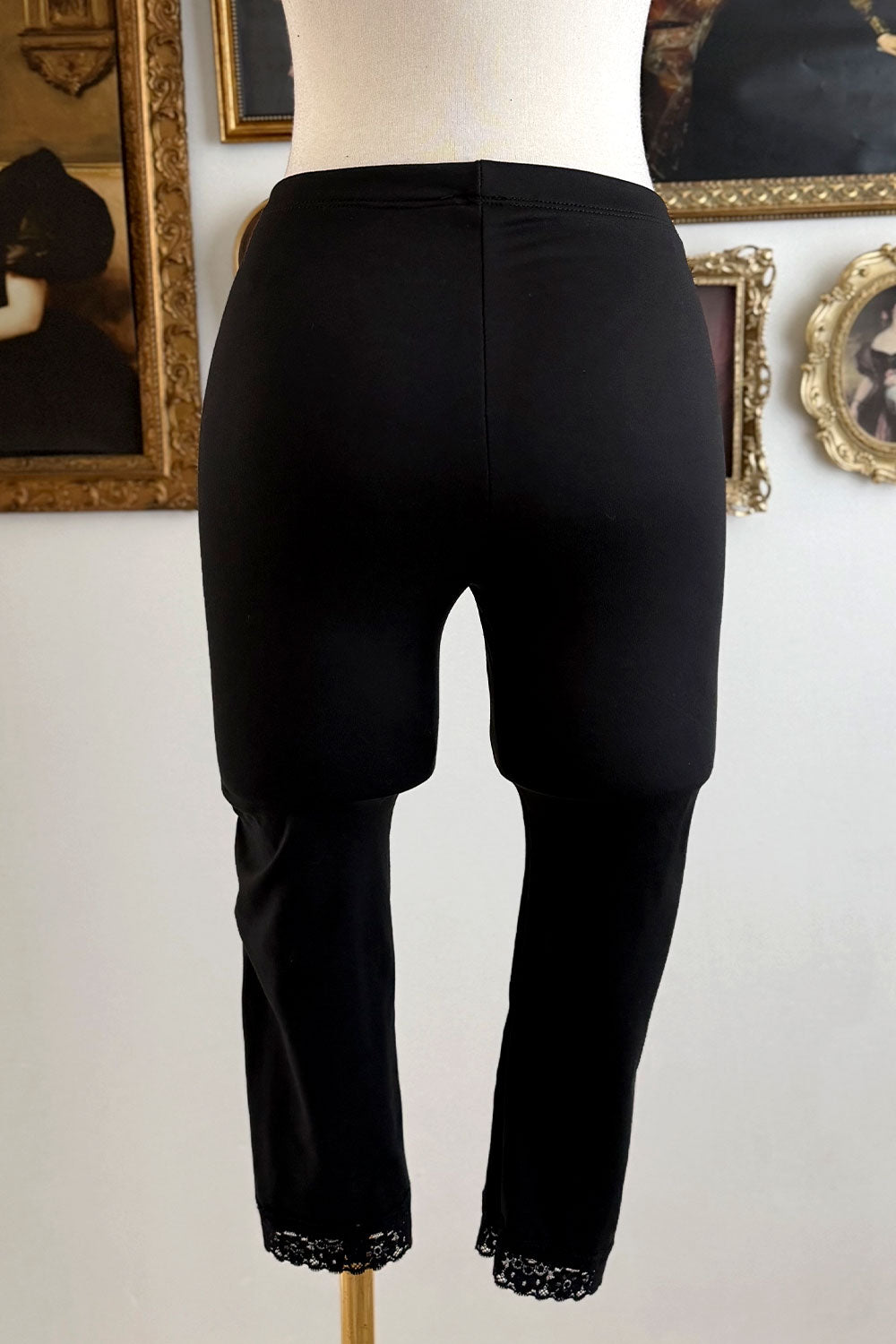 GISSELLE CAPRI LACE LEGGINGS