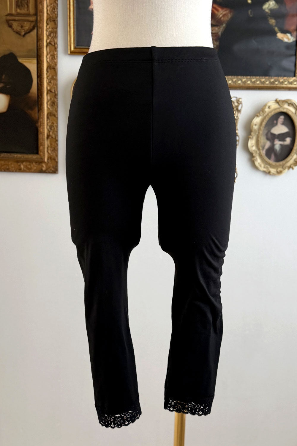 GISSELLE CAPRI LACE LEGGINGS