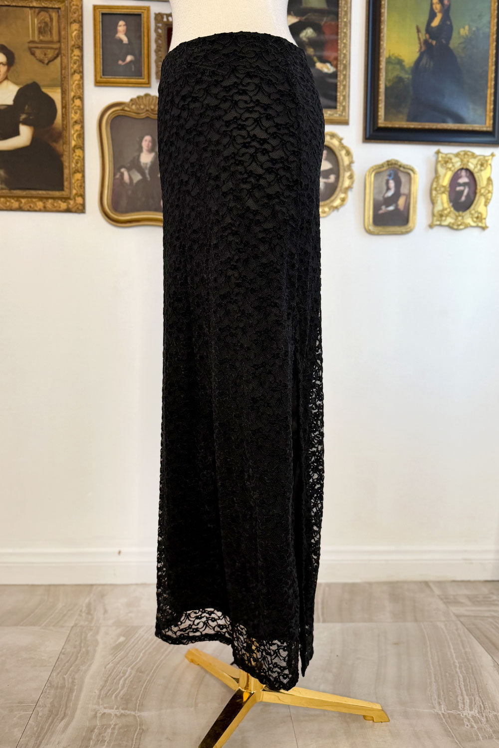 PEACHY LACE MAXI SKIRT
