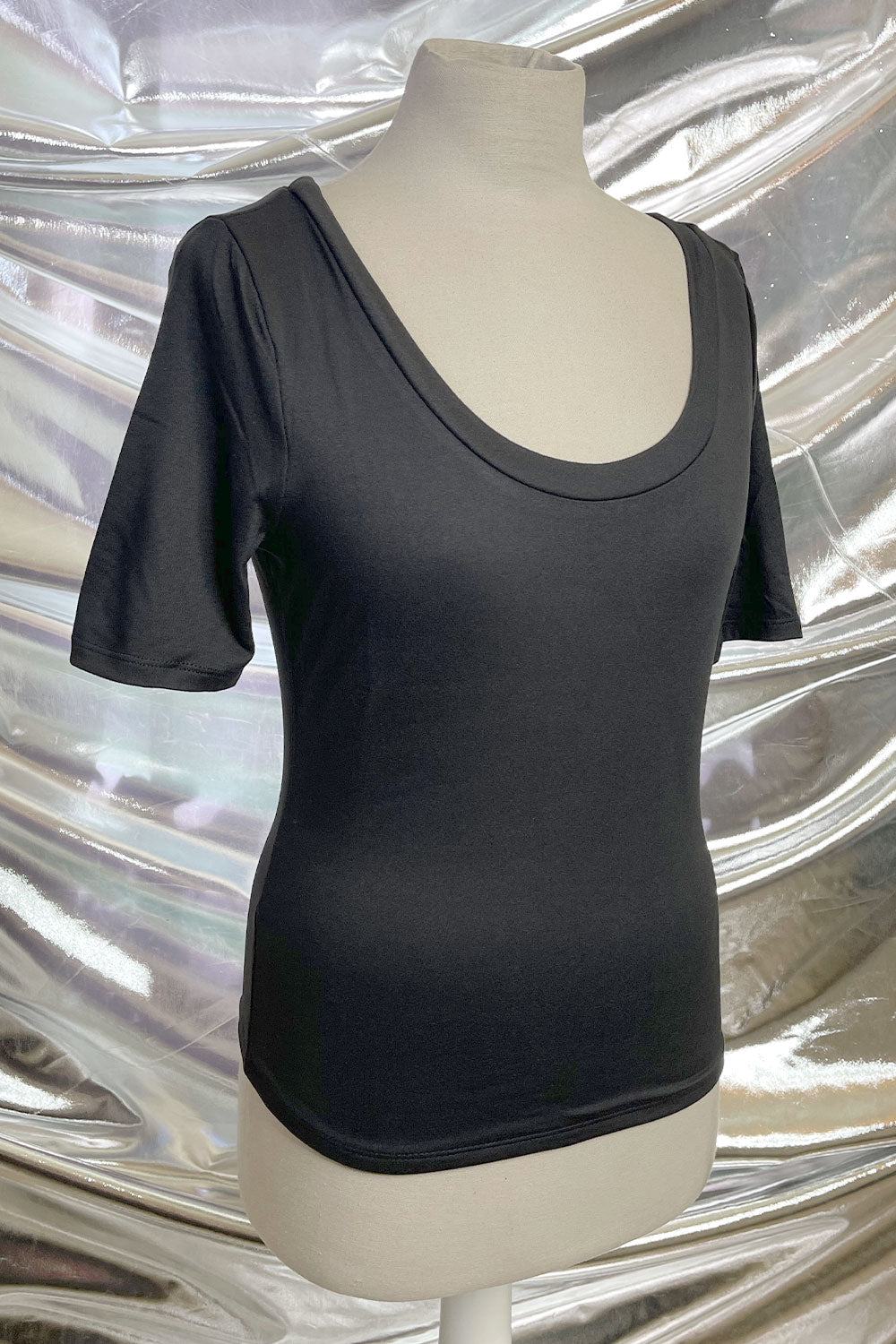 LISA U-NECK SHORT SLEEVE TOP